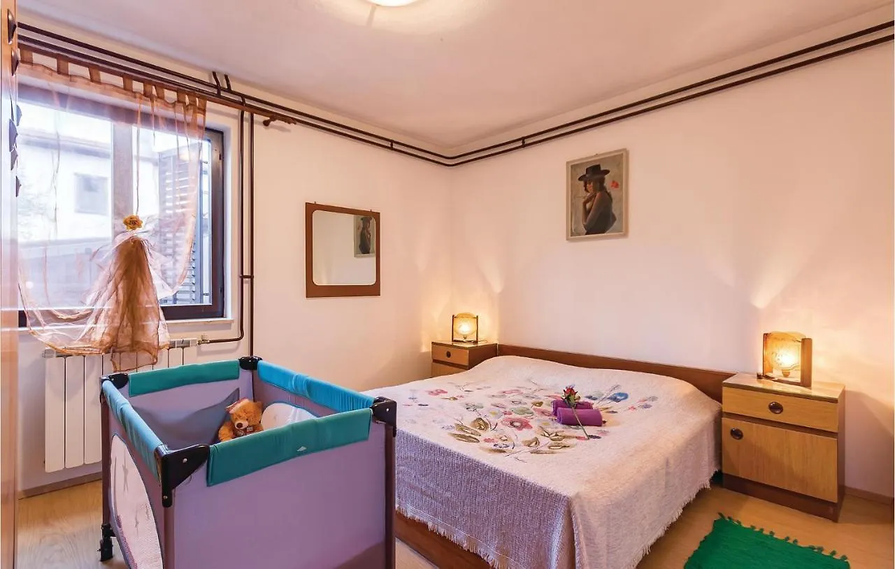 3 Bedroom Beautiful Apartment In Медулин