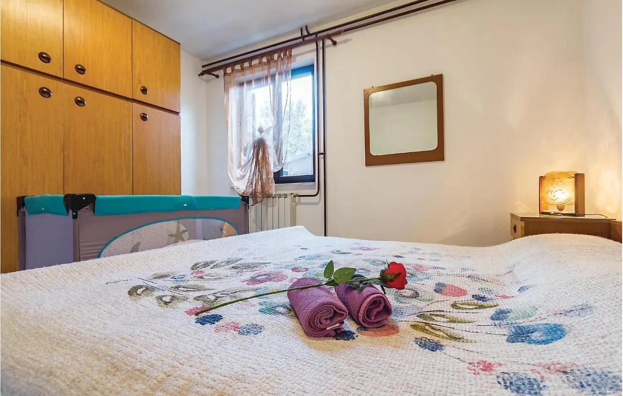 3 Bedroom Beautiful Apartment In Медулин 0*,