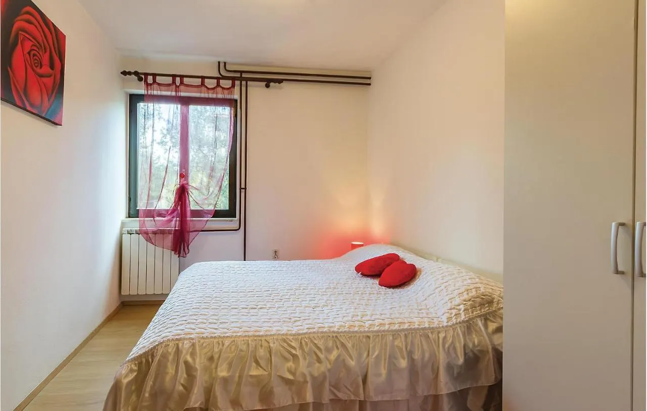 3 Bedroom Beautiful Apartment In Медулин
