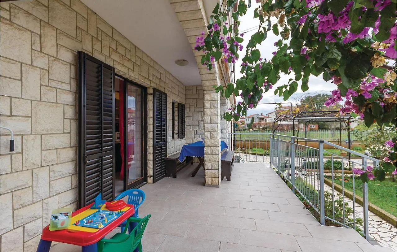 3 Bedroom Beautiful Apartment In Медулин