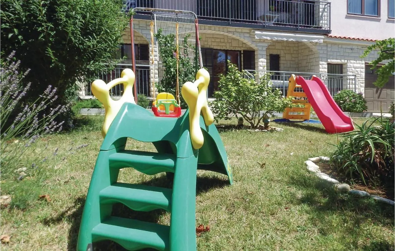 3 Bedroom Beautiful Apartment In Медулин