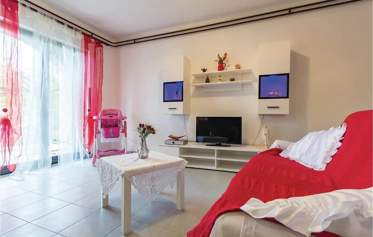 3 Bedroom Beautiful Apartment In Медулин